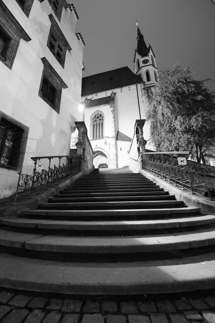 Křížová klenba průjezdu v Českém Krumlově, noční stíny svítidel