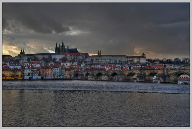 Karlův most a Pražský hrad pod bouřkovou oblohou