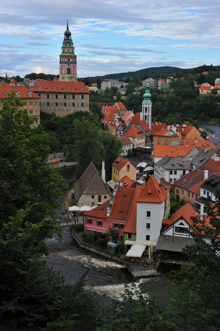 Český Krumlov — zámecká věž a řeka Vltava obtékající staré město