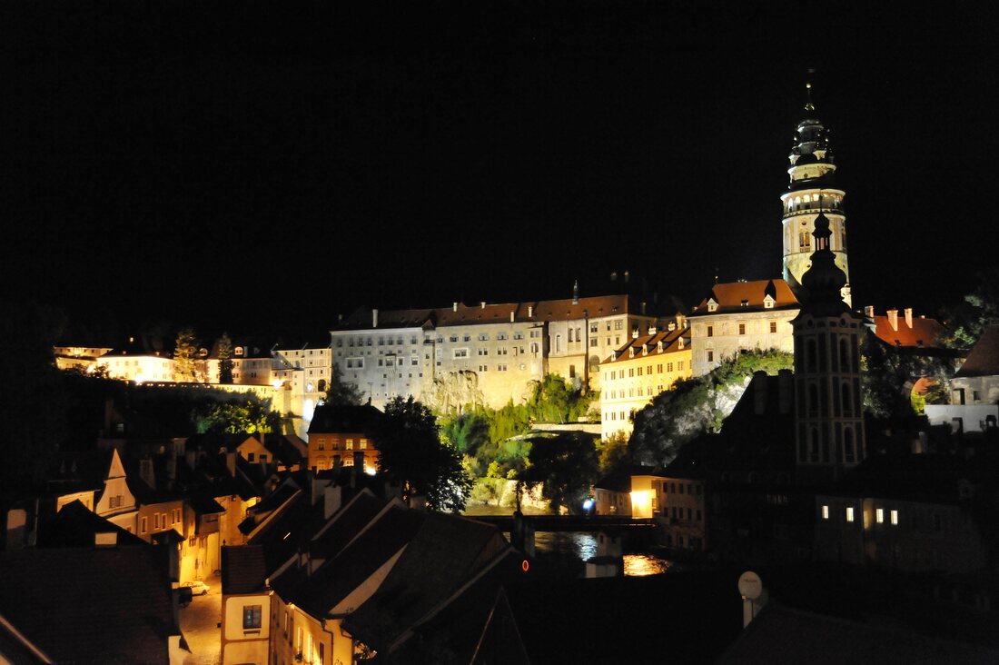 Český Krumlov v nočním osvětlení, pohled na zámek přes řeku